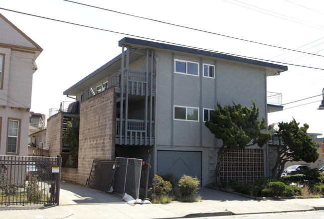 2500 Fruitvale Ave in Oakland, CA - Building Photo - Building Photo