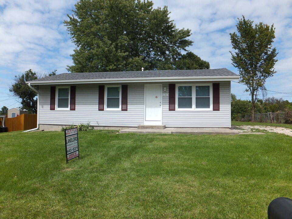 2323 E Bearfield Subdivision in Columbia, MO - Foto de edificio
