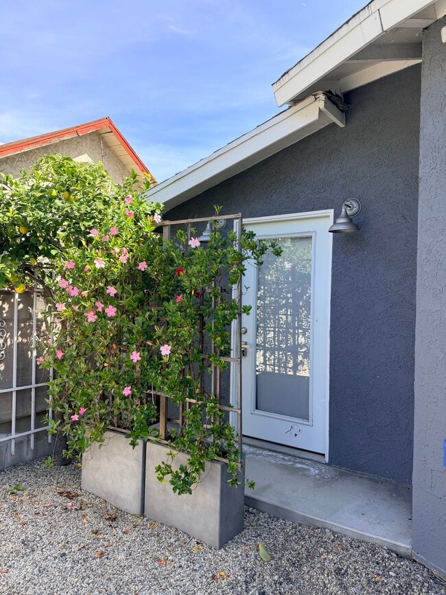 261 S Ave 52, Unit B in Los Angeles, CA - Building Photo - Building Photo