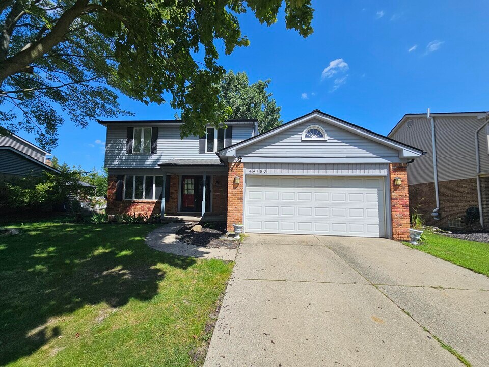 44180 Richmond Ct in Canton Township, MI - Building Photo