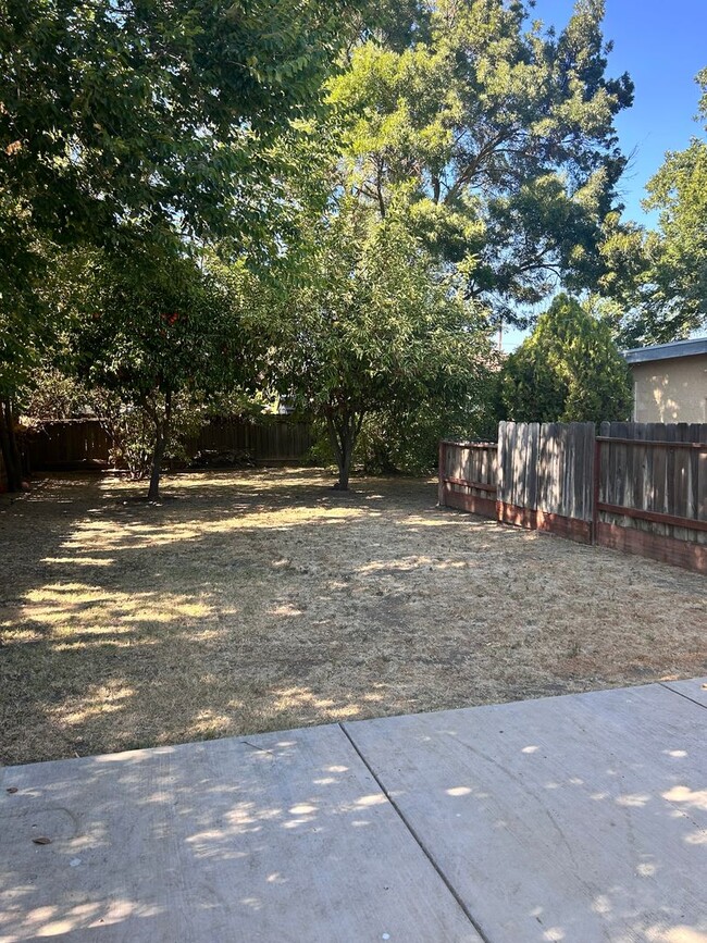 121 E Fairmont Ave in Modesto, CA - Building Photo - Building Photo