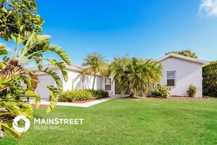 1333 Roosevelt Dr in Venice, FL - Building Photo