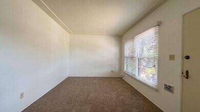 E Street Apartments in San Diego, CA - Building Photo - Interior Photo