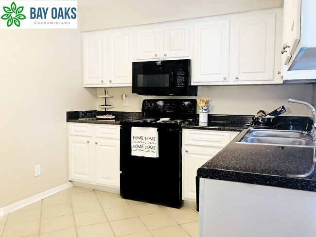 Bay Oaks Condominiums photo'