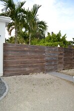 1007 NE 113th St in Biscayne Park, FL - Foto de edificio - Building Photo