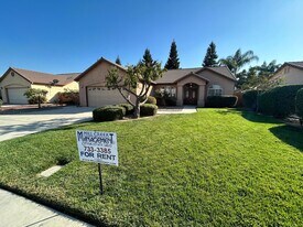 2737 W Oakridge Ave in Visalia, CA - Building Photo