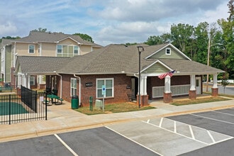 301 Muirs Chapel Rd in Greensboro, NC - Foto de edificio - Building Photo