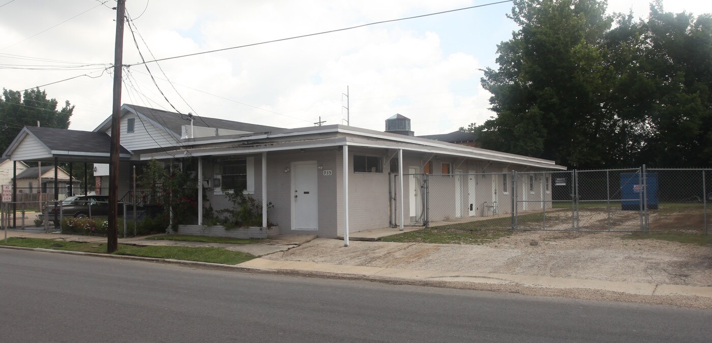 935 Eddie Robinson Senior Dr in Baton Rouge, LA - Building Photo