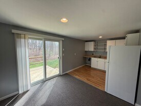 22 Hadley Rd in Sunderland, MA - Building Photo