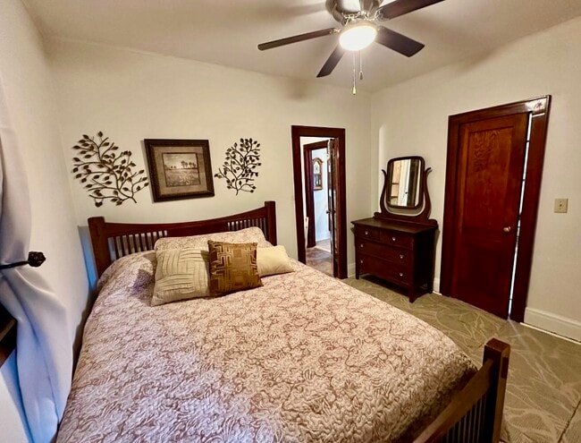 123 N Broadway Ave, Unit 123 Broadway Av main flr
