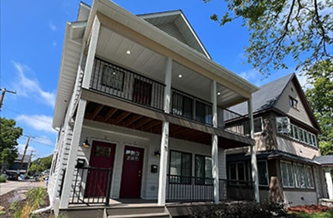property at 1125 SE 8th St