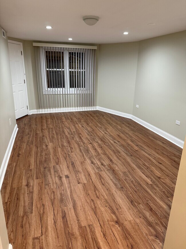 4143 W Roscoe St, Unit Apartment G in Chicago, IL - Building Photo - Building Photo