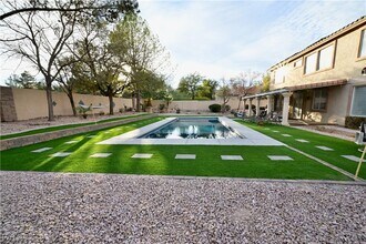 385 Glenridding St in Las Vegas, NV - Building Photo - Building Photo