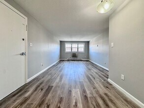 2 Old Colony Ln, Unit 5 in Arlington, MA - Foto de edificio - Building Photo