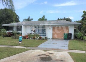 305 NE Floresta Dr in Port St. Lucie, FL - Building Photo