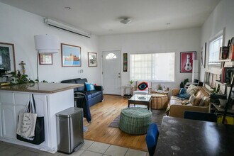 1631 Morton Ave, Unit 1629 in Los Angeles, CA - Foto de edificio - Building Photo