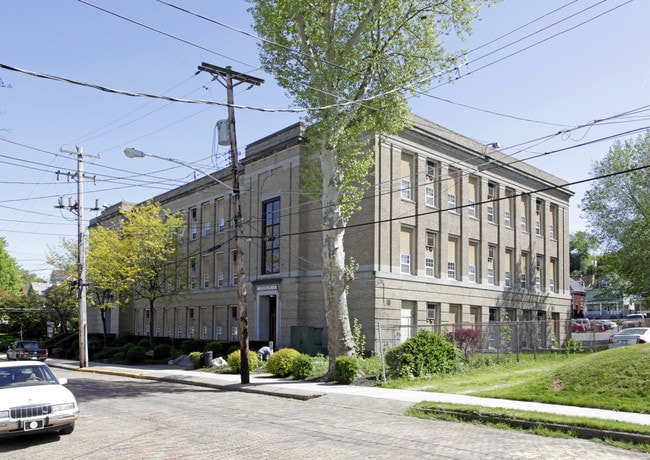 Ridgeview Apartments in Coraopolis, PA - Foto de edificio - Building Photo