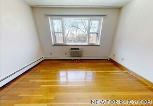272 Grove St in Newton, MA - Building Photo - Building Photo