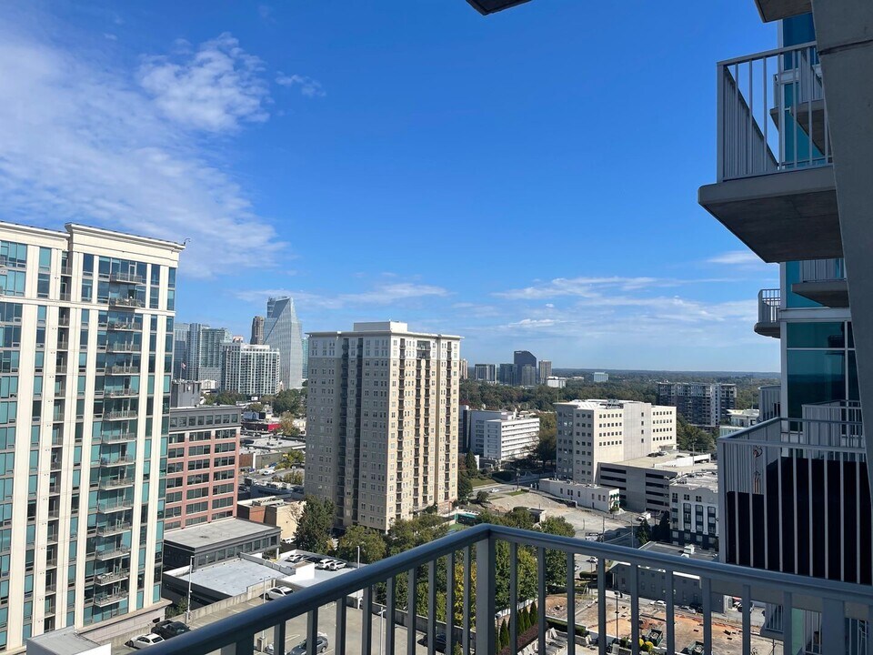 250 Pharr Rd NE in Atlanta, GA - Building Photo