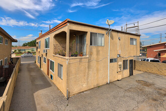 14530 Bellflower Blvd in Bellflower, CA - Building Photo - Building Photo