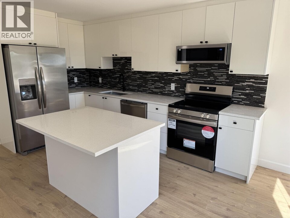 1880 Palmerston Ave in West Vancouver, BC - Building Photo