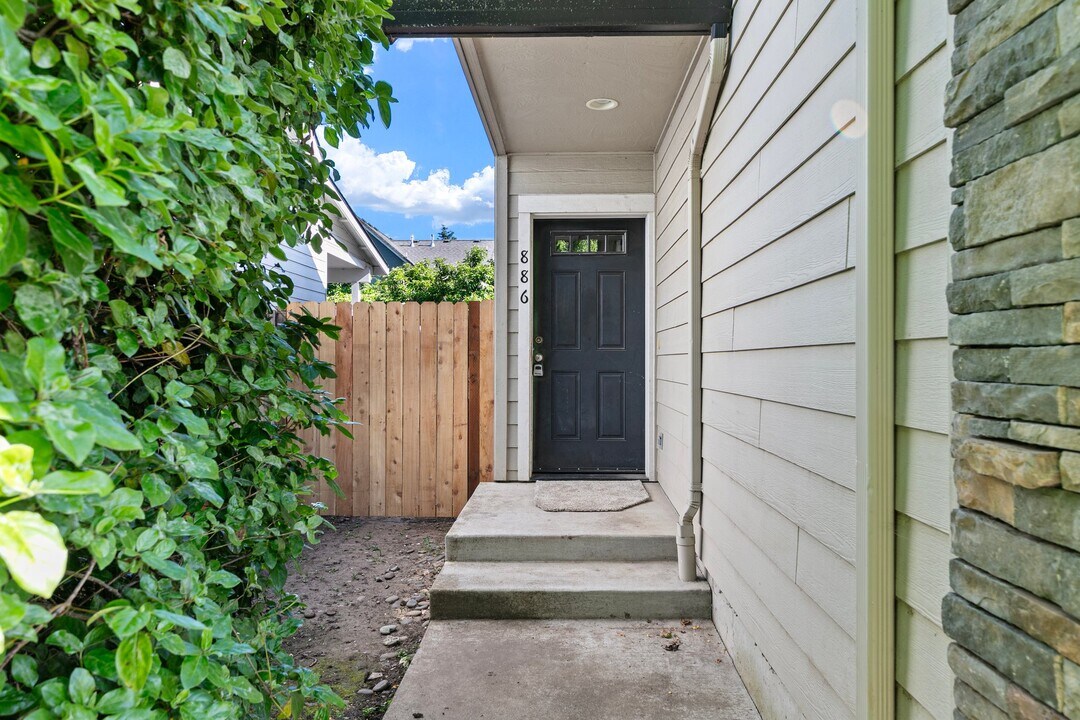 886 S St in Springfield, OR - Building Photo