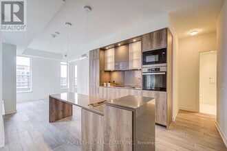 11 Yorkville Ave in Toronto, ON - Building Photo - Building Photo