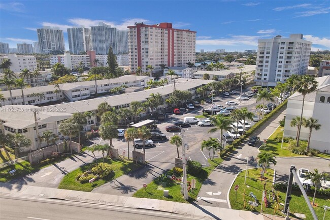 3113 S Ocean Dr in Hallandale Beach, FL - Building Photo - Building Photo