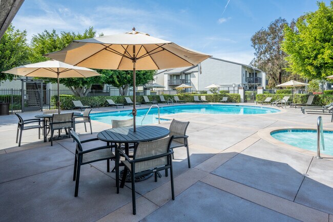 Park Mesa Villas in Costa Mesa, CA - Foto de edificio - Building Photo