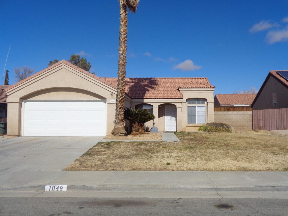 1049 Stetson Ave in Rosamond, CA - Foto de edificio