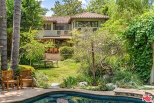 2000 N Hobart Blvd in Los Angeles, CA - Building Photo