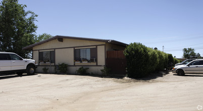 16167 Bear Valley Rd in Hesperia, CA - Foto de edificio - Building Photo