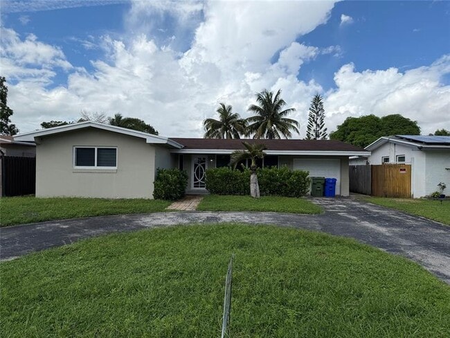 1130 NW 83rd Way in Pembroke Pines, FL - Foto de edificio - Building Photo