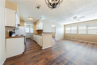 2604 S Bagdad Rd-Unit -B in Leander, TX - Building Photo - Building Photo