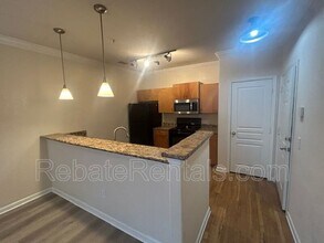 8290 Gate Pkwy W in Jacksonville, FL - Foto de edificio - Building Photo