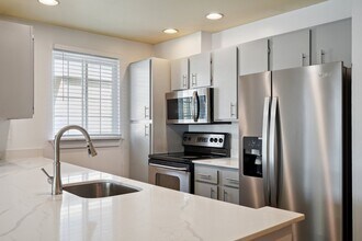 3622 14th Ave W, Unit 201 in Seattle, WA - Building Photo - Building Photo