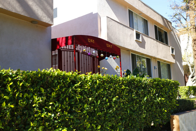 Flores Apartments in West Hollywood, CA - Building Photo - Building Photo