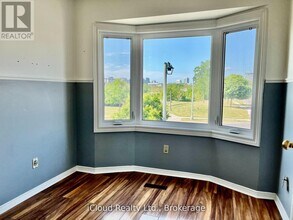 40 Glenashton Dr in Oakville, ON - Building Photo - Building Photo