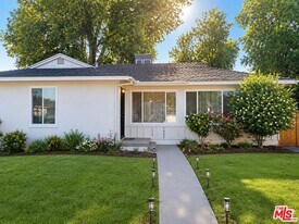 7457 Cozycroft Ave in Los Angeles, CA - Building Photo