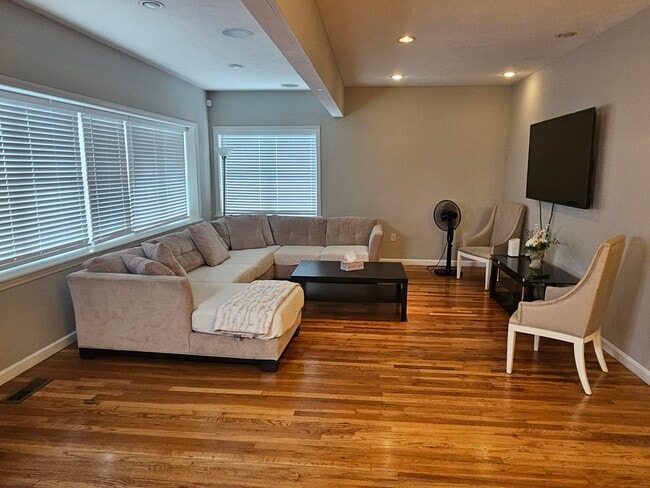 380 Sea St, Unit 1