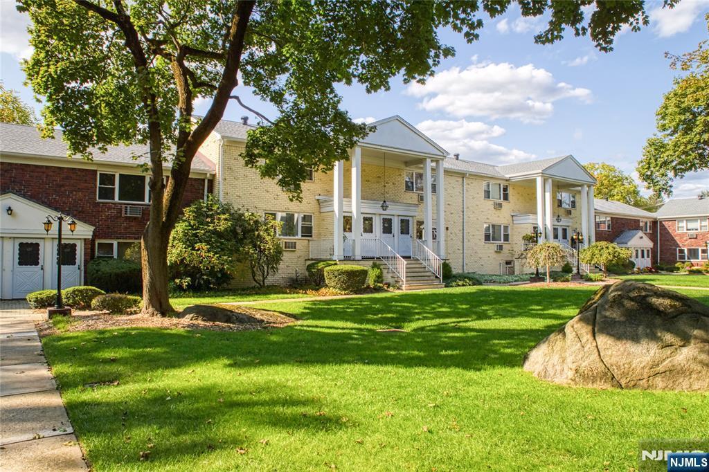 132 Regency Park in Ramsey, NJ - Building Photo