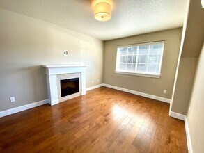 4922 N Amherst St in Portland, OR - Building Photo - Building Photo