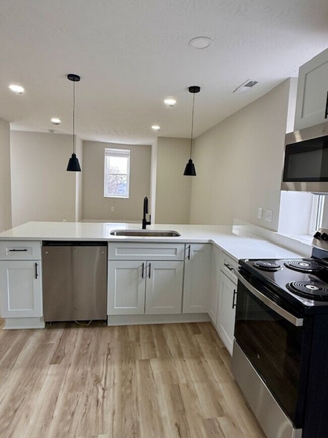 939 Chateau Ave in Cincinnati, OH - Building Photo - Building Photo