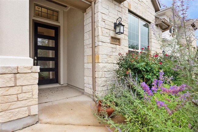 1329 Marina Grand Terrace in Volente, TX - Foto de edificio - Building Photo