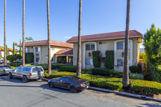 Casa Tierra Apartments in El Cajon, CA - Foto de edificio - Building Photo