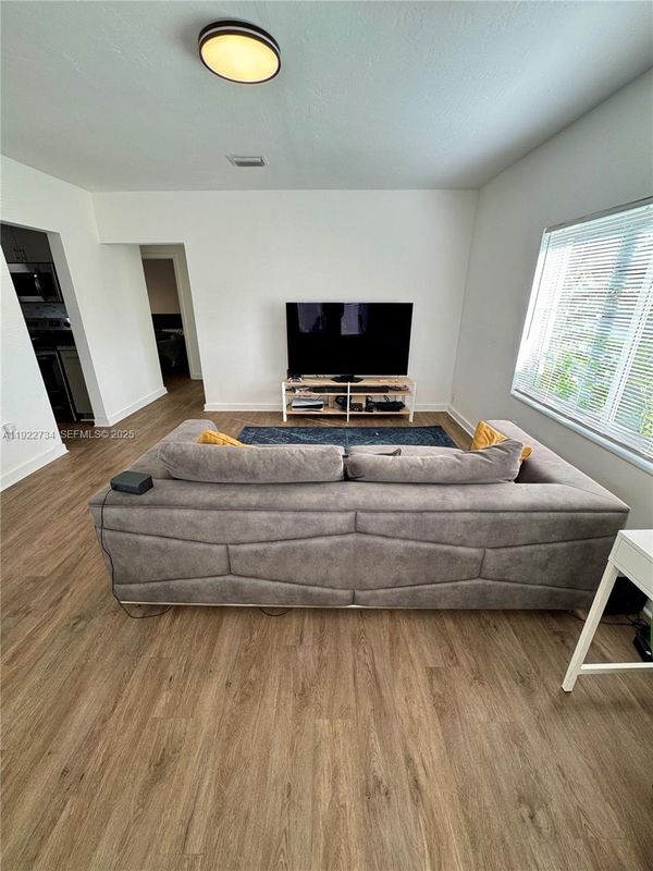 1215 NE 109th St in Miami, FL - Foto de edificio - Building Photo