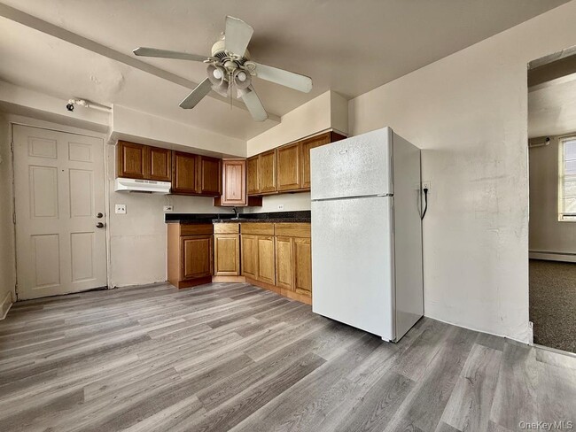 2-8 Audrey Ave in Oyster Bay, NY - Foto de edificio - Building Photo