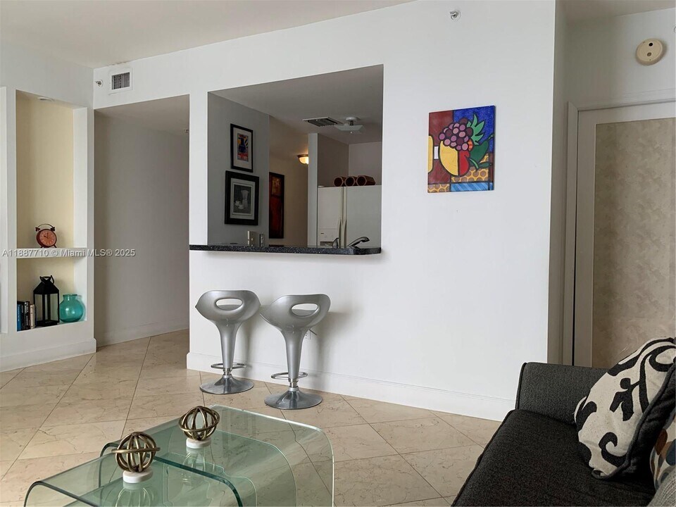 185 SE 14th Ter in Miami, FL - Foto de edificio