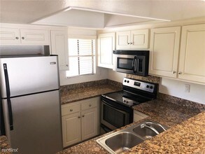 64 Mar Vista Ave-Unit -Apt 234 in Pasadena, CA - Foto de edificio - Building Photo