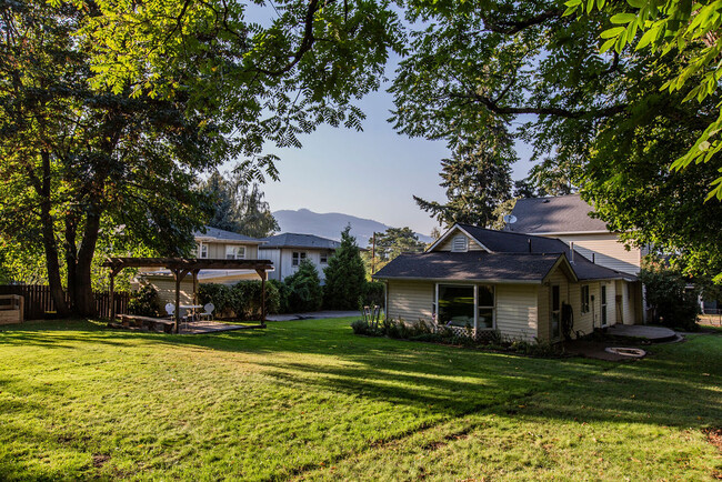 1215 Eugene St in Hood River, OR - Building Photo - Building Photo